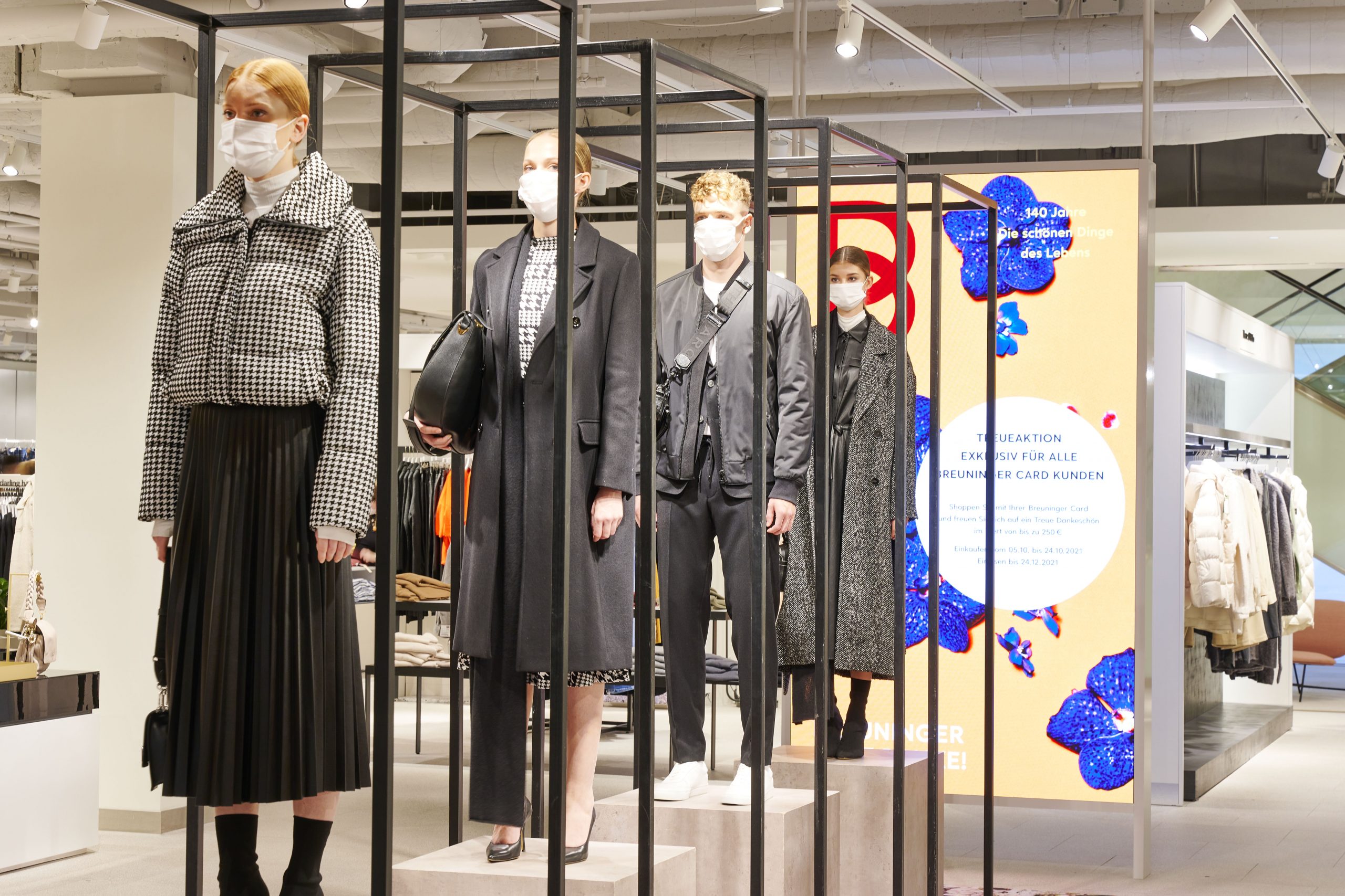 Auf der smarten Verkaufsfläche wird in der Customer Journey auf die Bedürfnisse der Kunden eingegangen und gleichzeitig neue Kontaktpunkte zwischen Unternehmen und Kunde geschaffen. Die Marke wird vor Ort in den Raum übertragen und individualisiert die Touchpoints zwischen Customer und Unternehmen.